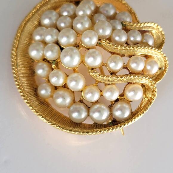 Vintage ART Arthur Pepper Brooch Gold Tone Round Faux Pearl Signed Rope Trim - Picture 3 of 7